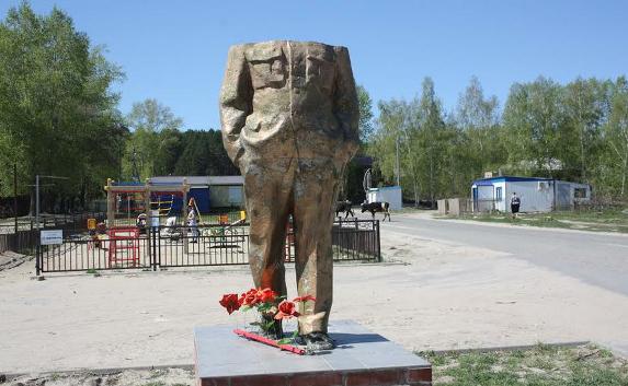 В России мужчина снёс кувалдой голову памятника Ленину